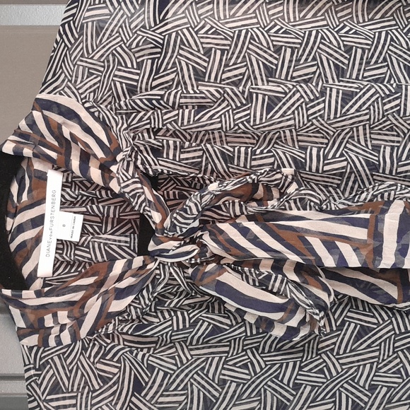 Diane Von Furstenberg blue and off white louse with tie. Silk/like size 8. - Picture 2 of 4